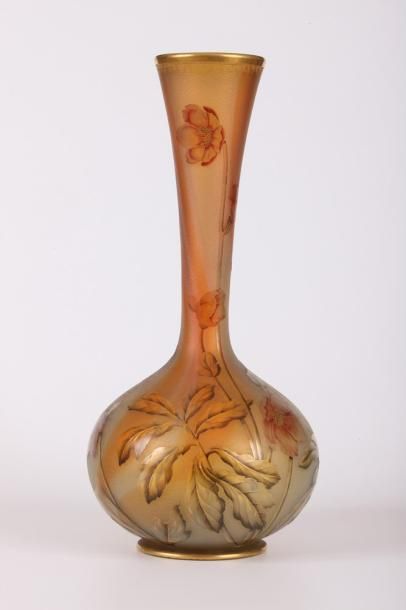 DAUM Nancy Grand vase soliflore à large base en verre gravé à l'acide et émaillé...