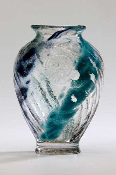 Émile GALLÉ (1846-1904) "Geologia" Vase de forme bombée à col ourlé en verre blanc...