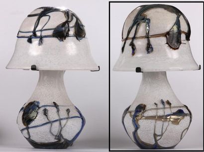 Jean-Claude NOVARO (1943) Lampe champignon à deux corps en verre soufflé, décor d'applications...