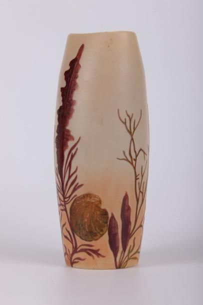 LEGRAS Vase de forme cylindrique bombée en verre gravé à l'acide à décor d'algues...