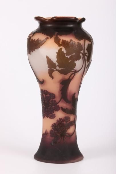 Émile GALLÉ (1846-1904) Grand vase de forme balustre à col ourlé en verre gravé à...