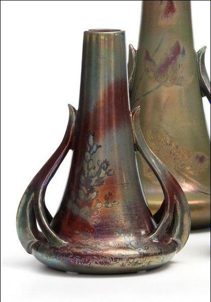 Delphin MASSIER (1836-1907) Vase de forme conique en céramique irisée à deux anses...
