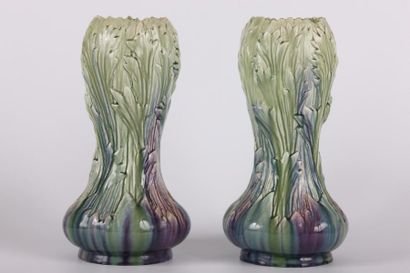 MASSIER (attribué à) Paire de vases de forme balustre en céramique à décor floral...