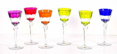 null Baccarat France 

6 verres à vin en cristal modèle Harcourt coloré H : 20 cm...
