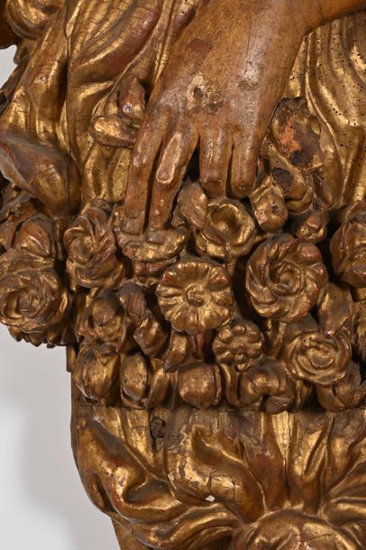 null Deux atlantes en bois sculpté, polychromé et doré. Figure juvénile, corps ceint...