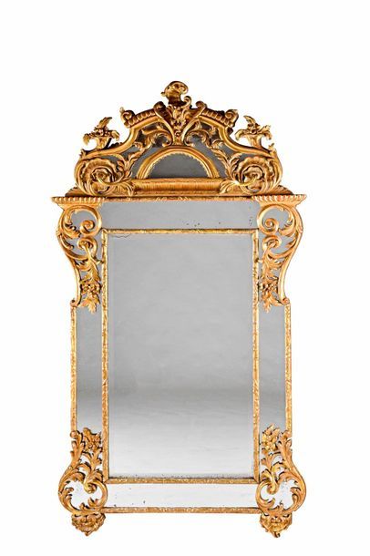 null Grand miroir en bois doré à décor ajouré de rinceaux de feuillages, fleurs et...