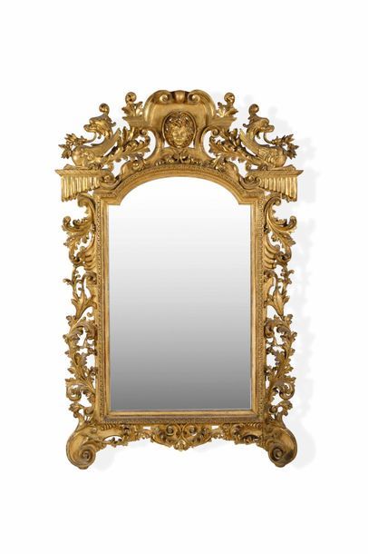 null Grand miroir en bois doré à décor ajouré de feuillages et volutes, mascarons...