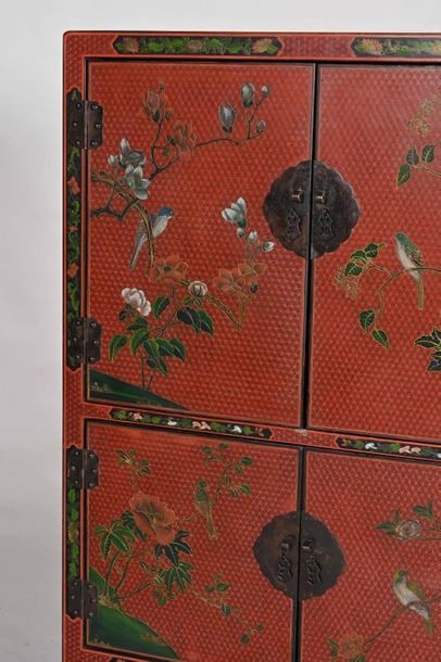 null Chine, XXe siècle 

Cabinet en bois laqué à dominante rouge et noire à décor...