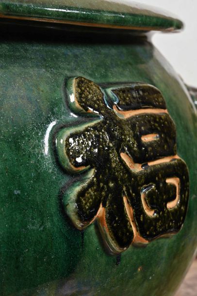 null Chine, XXe siècle 

Paire de vasques en grès émaillé craquelé vert bouteille...