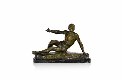 Figure d’homme allongé en bronze à patine...