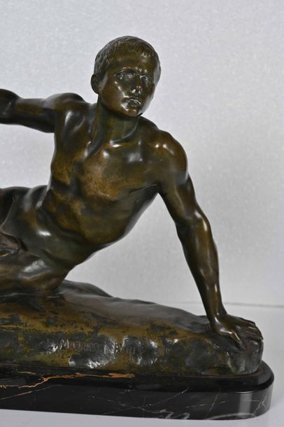 null Figure d’homme allongé en bronze à patine verte ; signé Madrassi à Paris ; sur...