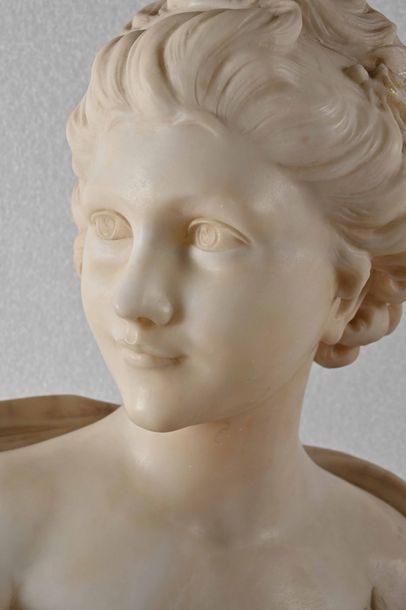 null Buste de femme en marbre blanc, reposant sur un piédouche en serpentine.

Style...