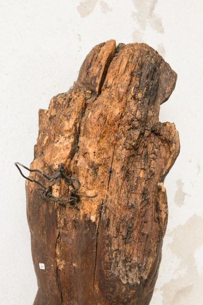 null Christ en bois sculpté XVIIe siècle Hauteur : 165 cm. (manques les bras) 