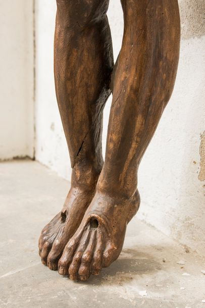 null Christ en bois sculpté XVIIe siècle Hauteur : 165 cm. (manques les bras) 