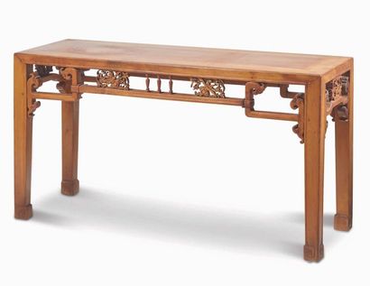 null CHINE, XXe sie?cle

Table basse en bois blond dont le pie?tement est sculpte?...