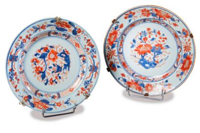 null JAPON, XVIIIe-XXe siècle
Deux assiettes en porcelaine à décor Imari sur leurs...