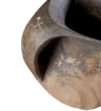 null CHINE, dynastie Han (206 avant J.C - 221 apre?s J.C)

Vase de type guan

De?cor...