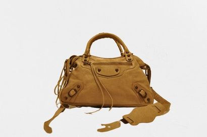 null BALENCIAGA : Bag " Town " 33 cm in beige aged leather, aged metal charms, zip...