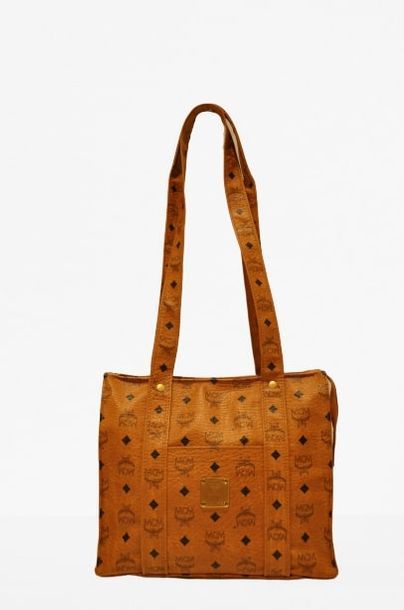 null MCM?: Sac cabas 30 cm en cuir cognac siglé, anse portée épaule, fermeture zippée,...