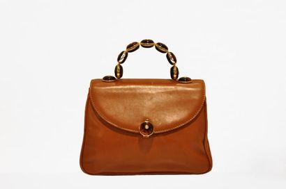 null FENDI?: Sac 24 cm en cuir gold, poignée agrémentée de cabochons siglés façon...