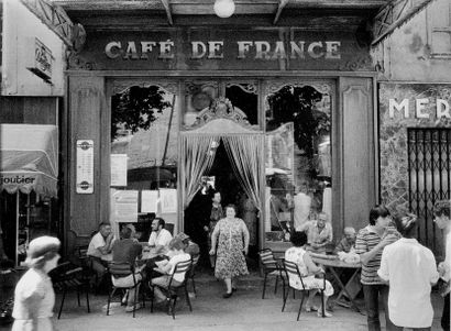 null Willy RONIS (1910-2009)?Café de France, Isle–sur-la-Sorgue

Date : 1979

Etat...