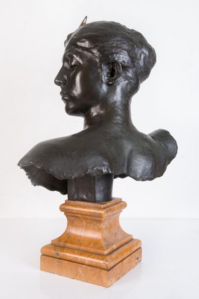 null Alexandre FALGUIERE (1831-1900)
Diane en buste.
Bronze à patine brune sur un...