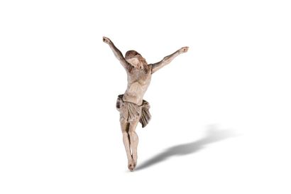 null Christ en bois sculpté avec restes de polychromie, tête inclinée sur l’épaule...