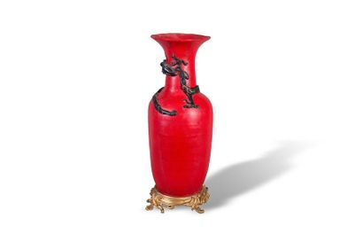 null CHINE, XXème siècle 
Vase en porcelaine et laque rouge à décor d'un dragon,...