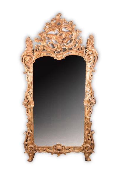 null Un miroir en bois doré de Style Louis XVI
Le fronton orné d'une chimère ajouré...