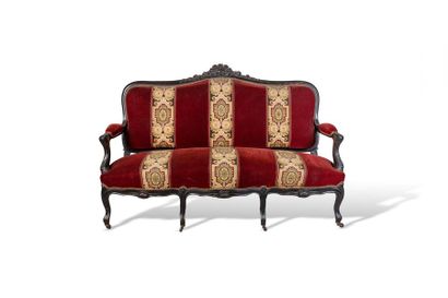 null Mobilier de salon en bois noirci composé d’un grand canapé, deux chaises, un...