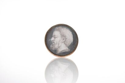 null Bouton rond orné d'une miniature sur ivoire représentant un homme barbu de profil....