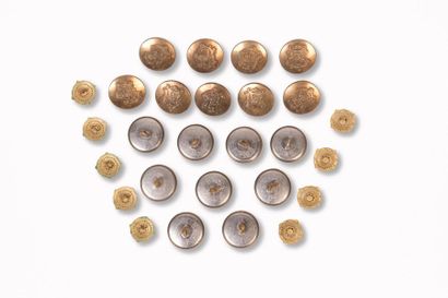 null Lot comprenant:
- 18 boutons de livrée doré en métal de forme ronde monogrammés...