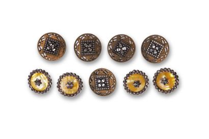 null Lot comprenant:
- 4 boutons ronds en métal doré ajouré à décor de trèfle à quatre...