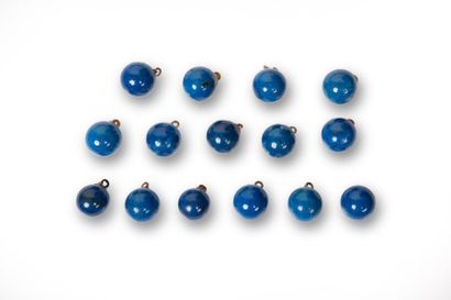 null Lot de quinze boutons "boule" en Lapis-lazuli.
Diamètre: 1,5 cm.