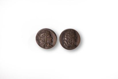 null Lot de deux boutons ronds en métal à l'effigie de Jannus. 
Circa 1830.
Modèle...