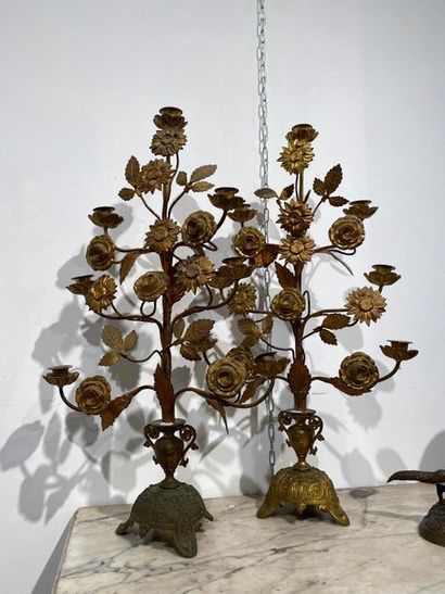 null Paire de candélabres en bronze doré à sept lumières et décor de roses et fleurs...