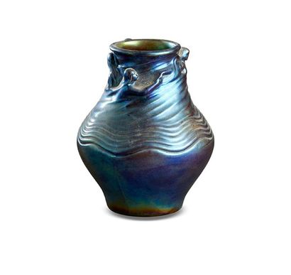 null ZSOLNAY

Vase de forme pansue en céramique irisée

dans les tons de bleu vert...