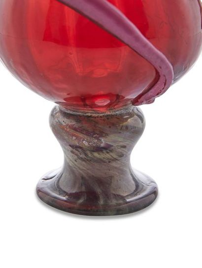 null Emile GALLÉ (1846-1904)

Vase artistique de forme bulbe sur piédouche

à corps...