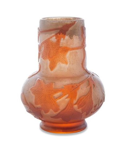 null GALLÉ

Vase en verre gravé à l’acide de forme

tubulaire à base pansue à décor...