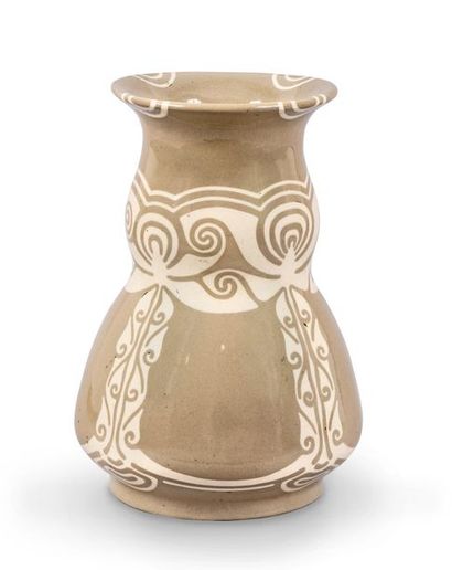 null ZSOLNAY

Vase double gourde à décor floral stylisé

en céramique.

Signé et...