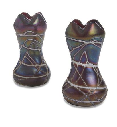 null KRALIK

Paire de vases de forme balustre en

verre irisé violet à filaments...