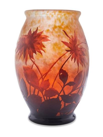 null DAUM Nancy

Vase de forme pansue en verre gravé

à l’acide à décor de chrysanthèmes

rouge...