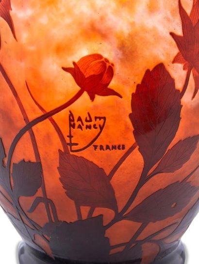 null DAUM Nancy

Vase de forme pansue en verre gravé

à l’acide à décor de chrysanthèmes

rouge...