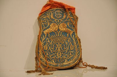 null SAC A TEFILIN.

Velours turquoise, glands de passementerie et broderies à décor...