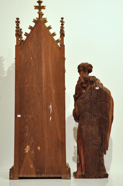 null Art populaire

Vierge à l'enfant en bois sculpté dans un élément architecturé...