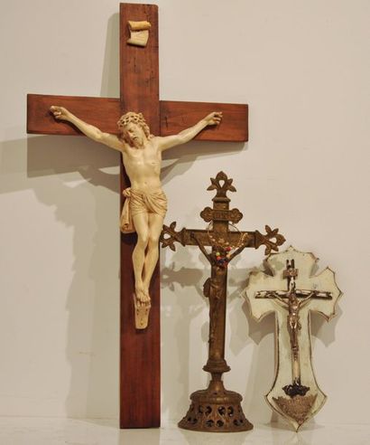 null Lot comprenant :

3 christ en croix, un en laiton H. : 48 cm. Un en métal patiné...