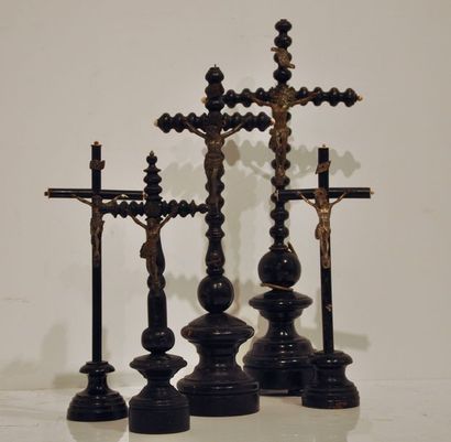 null Lot comprenant

5 Christ en croix en métal patiné sur des croix en bois noirci...