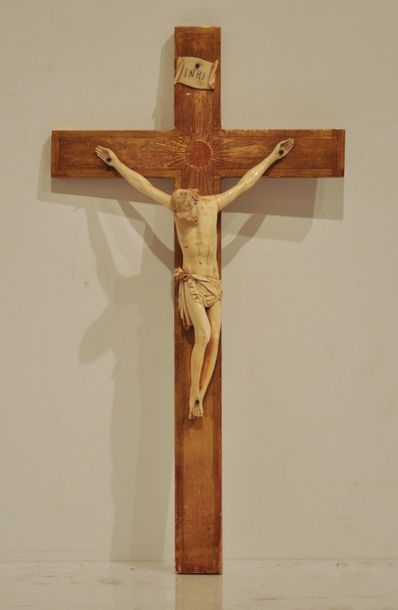 null Christ en ivoire sur une croix en bois doré, portant au dos l'étiquette C. Ricoux...
