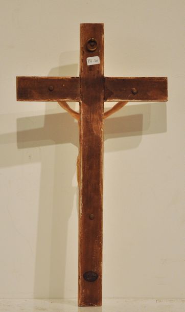 null Christ en ivoire sur une croix en bois doré, portant au dos l'étiquette C. Ricoux...