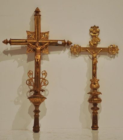 null Deux croix de procession en laiton doré représentant un christ en croix. (manque...